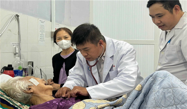 BỆNH VIỆN CHỢ RẪY  TRAO TẶNG BỆNH VIỆN PHÚ QUỐC 2 MÁY THỞ VÀ 1 MÁY HÚT ĐÀM)