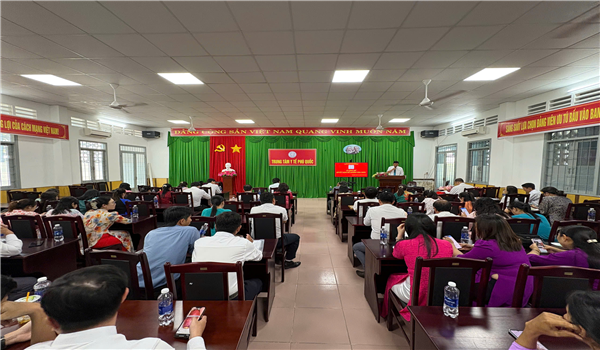Trung tâm Y tế Phú Quốc tổ chức Hội nghị gương điển hình tiên tiến lần thứ I giai đoạn 2025-2030, lễ công bố quyết định bổ nhiệm viên chức.)